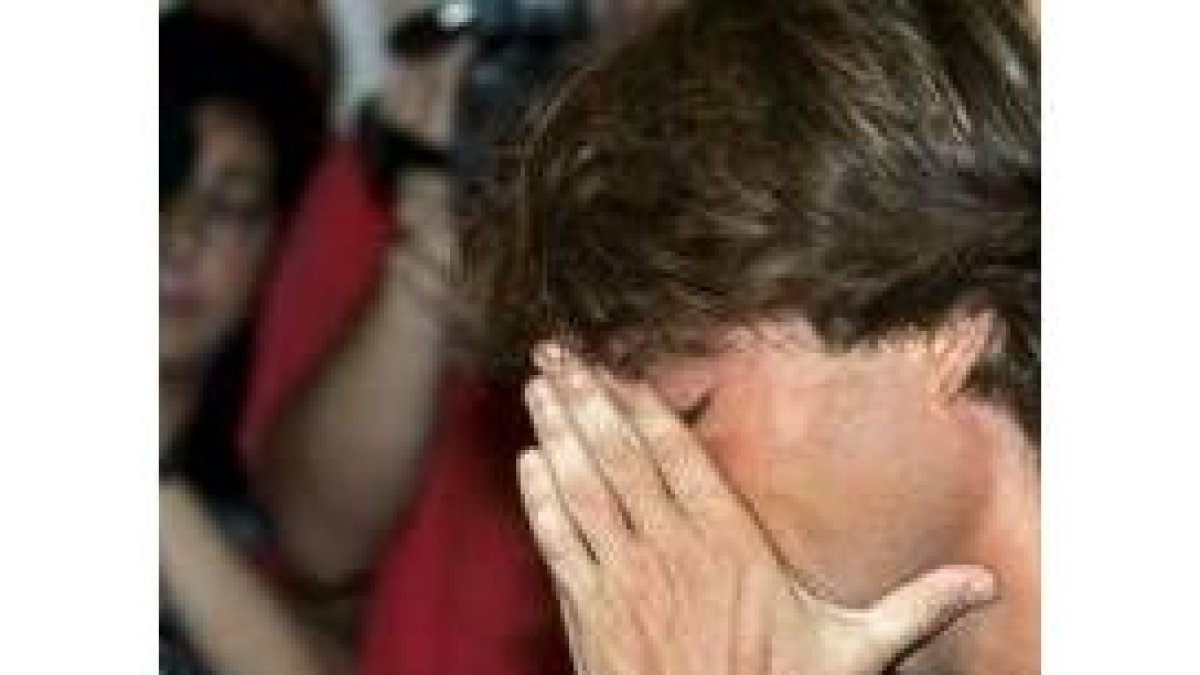Julen Guerrero, emocionado, se tapa la cara con las manos tras el anuncio de su marcha del Athletic