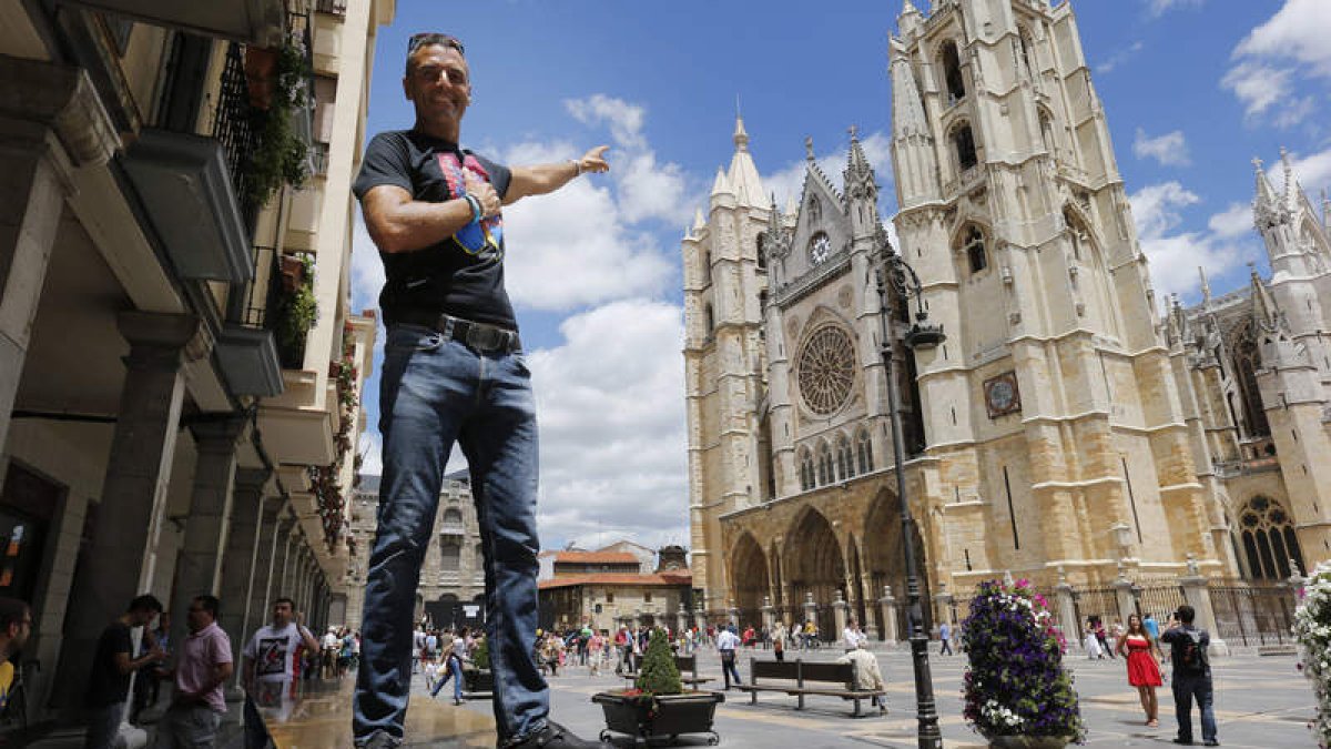 Rafa Lomana siente arraigo por su tierra y cada vez que viene a León, «visito a mi Catedral». JESÚS