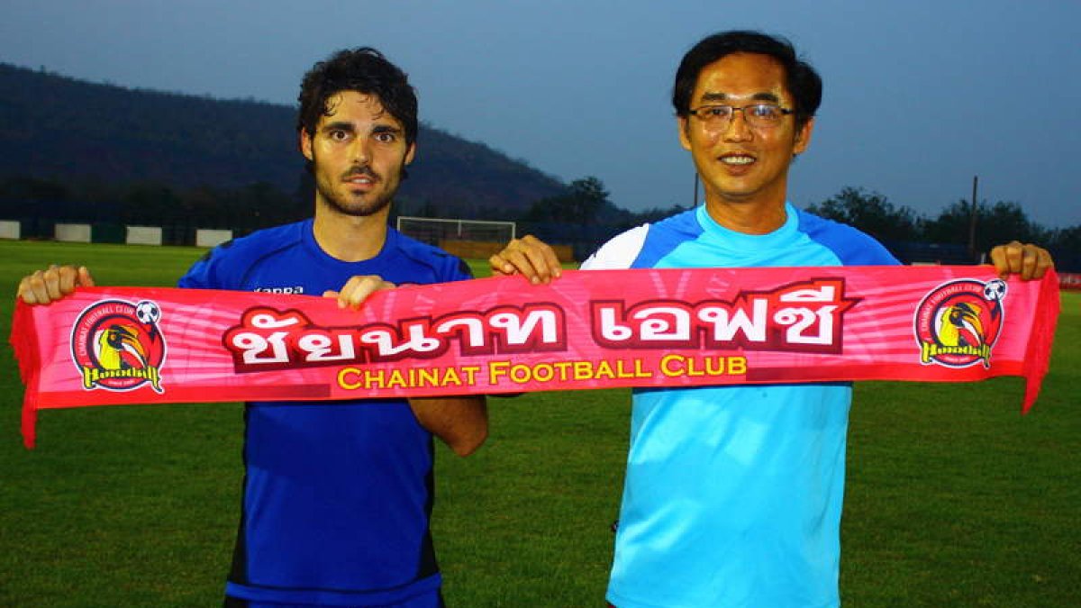 Galán posa con la bufanda del Chainat junto al presidente del club.