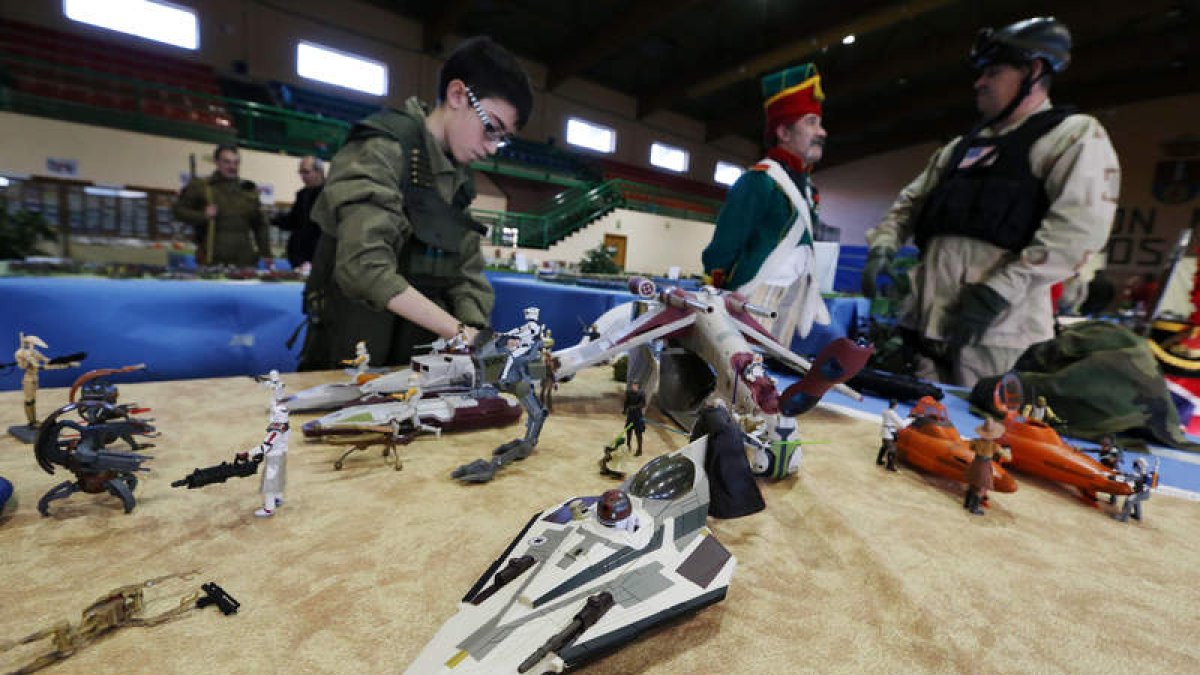 Naves de la Guerra de las Galaxias junto a soldados actuales y de la Guerra de la Independencia, ayer en el pabellón de Cubillos.