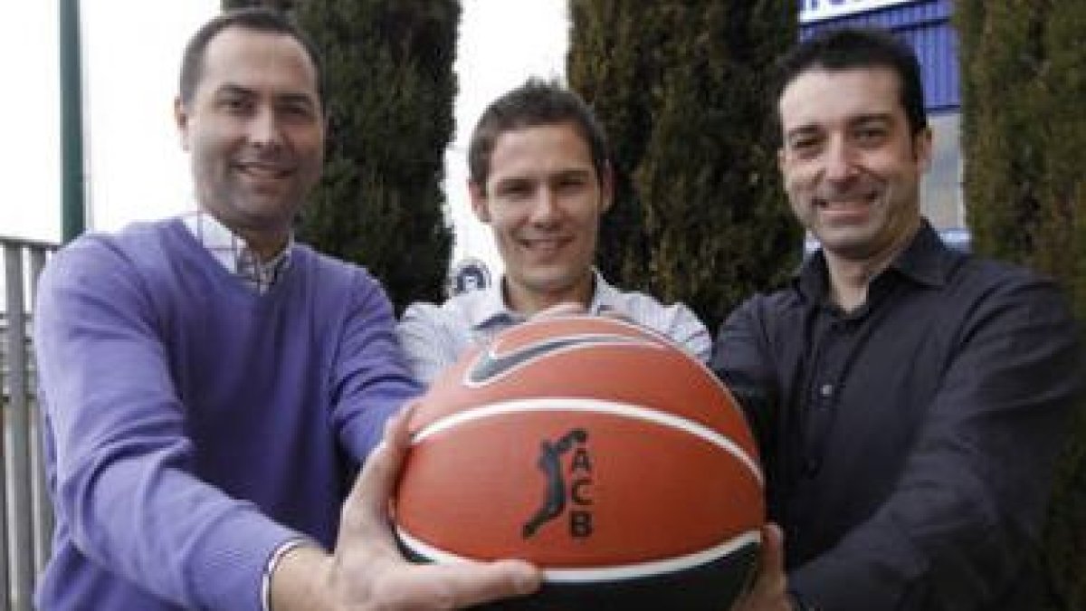 VIcente Bultó, Jorge Martínez y Juan José Martínez posan con el balón oficial de la ACB.