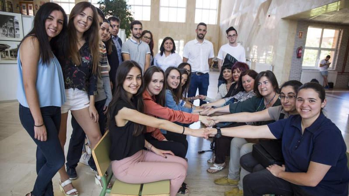 La treintena de alumnos, las 6 emprendedoras en el medio rural y los cinco profesores que participaron en el proyecto de innovación educativa, junto a personal del Ciami de Villaquilambre, en la facultad de Económicas de la Universidad.