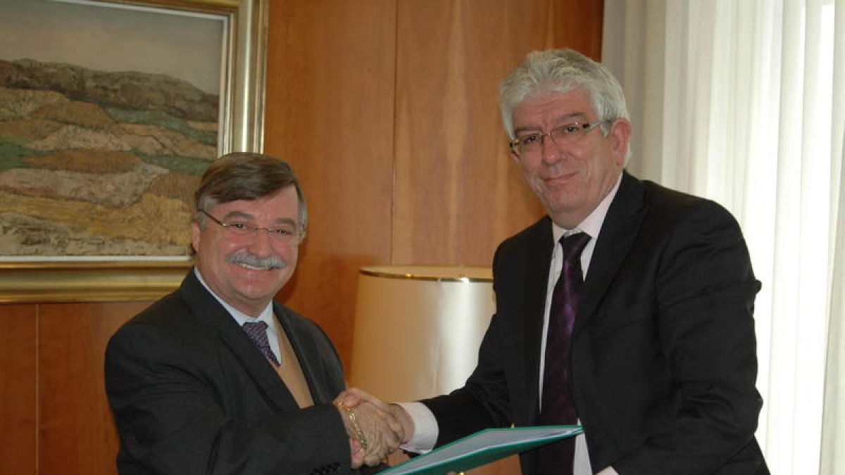 Carlos Teixeira y José Ángel Hermida tras firmar el acuerdo.