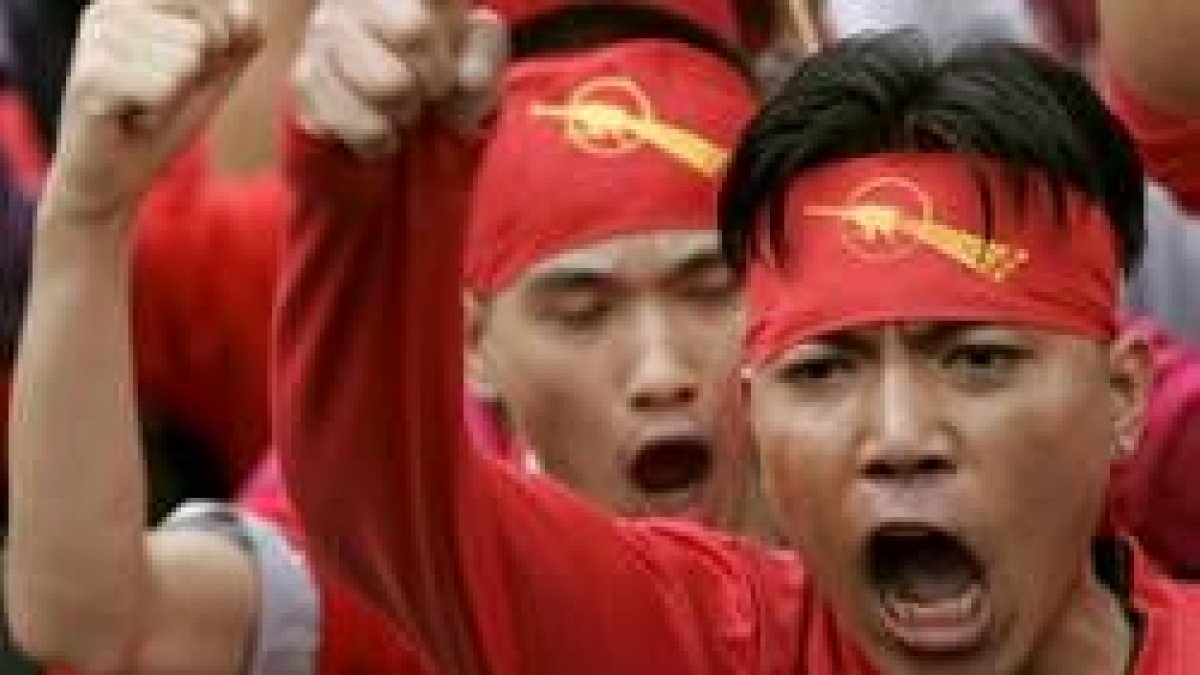 Jóvenes manifestantes protestan por las restricciones de la Junta militar