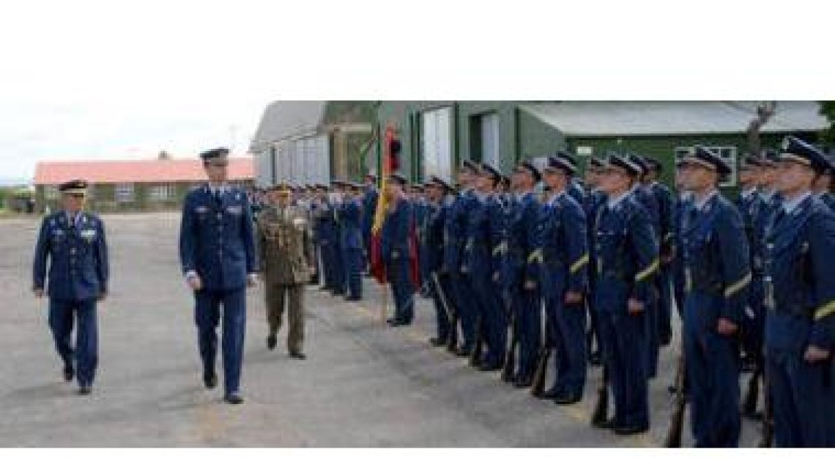 El príncipe pasa revista a la Escuadrilla de Sargentos Alumnos en la Academia Básica del Aire.