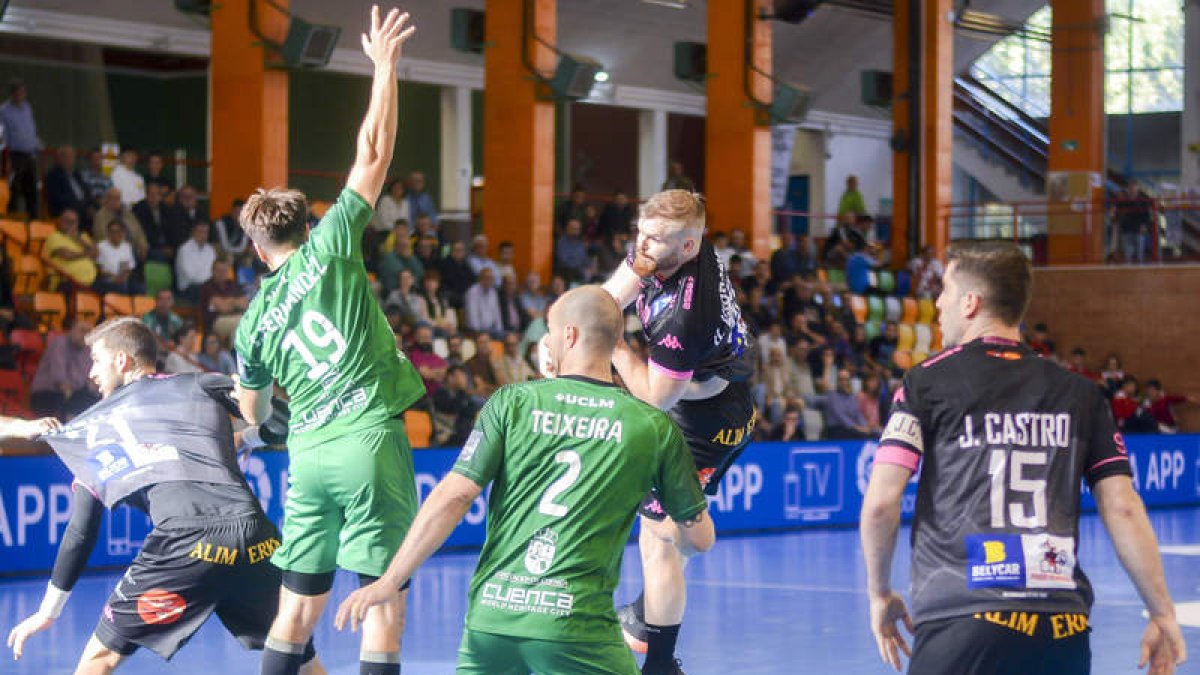Virbauskas realiza un lanzamiento a portería en el partido del Ademar contra Cuenca. ALBERTO LILLO