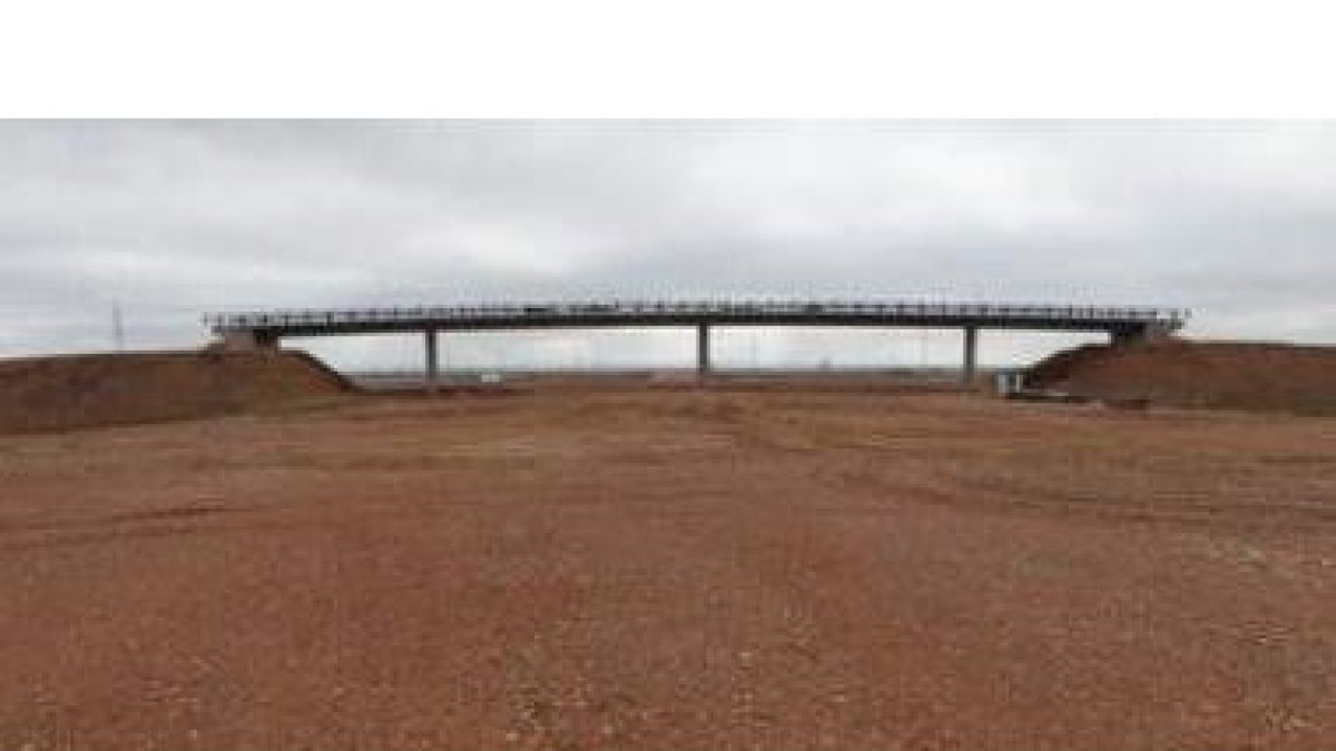 Un paso elevado a la altura de Santas Martas, cerrado, a la espera de que la autovía se abra al tráf