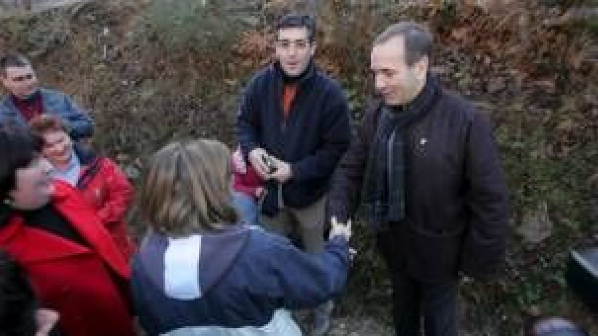 Una familia abordó al ministro durante el paseo por Las Médulas