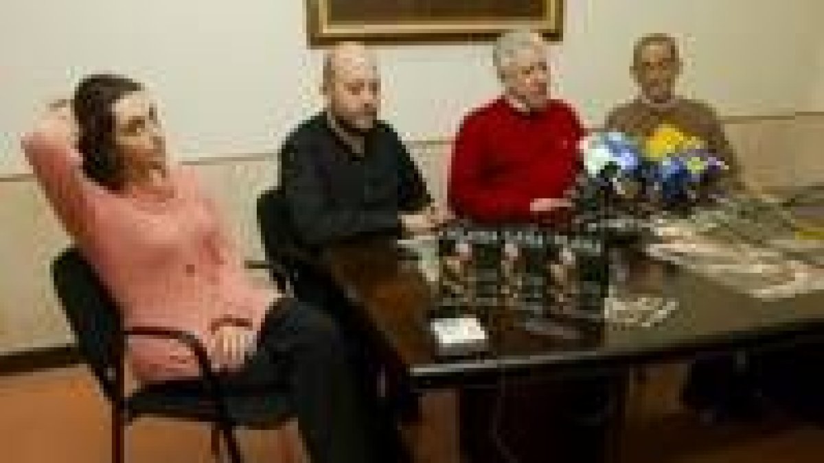 Urdiales, dcha, ayer con Ruth Rivera, Miguel Ángel Martínez y Manuel Rodríguez