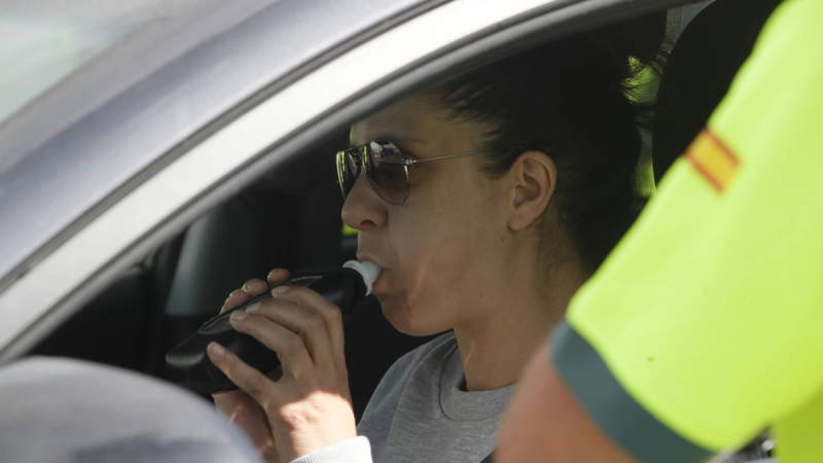 Control de alcoholemia y drogas en una carretera de la red provincial. RAMIRO