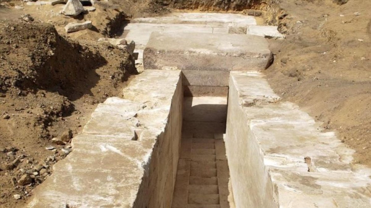 Pasillo hallado por una misión arqueológica en Dahshur, al sur de El Cairo, perteneciente a los restos de una pirámide faraónica de hace 3.700 años.