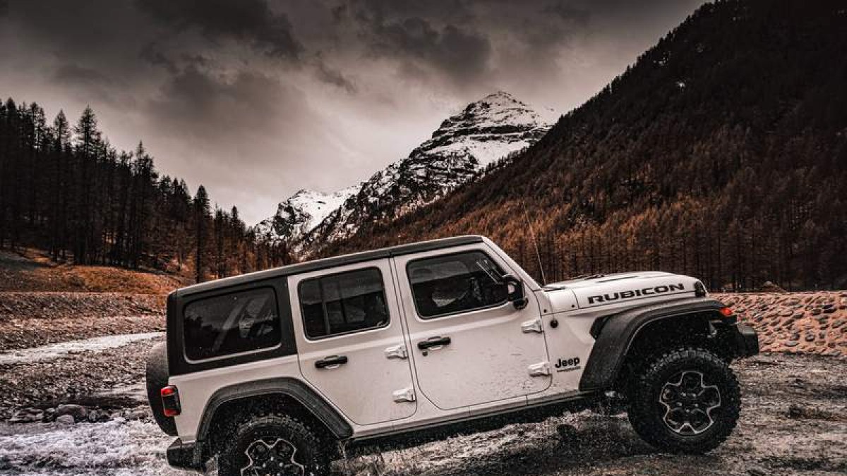 El nuevo Jeep Wrangler 4xe, y toda su gama, combina las características de la hibridación enchufable con la histórica capacidad todoterreno del modelo. jp