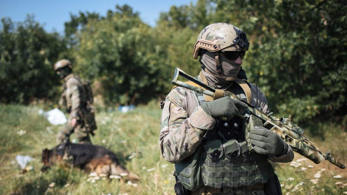Varios soldados ucranianos inspeccionan la zona en Debalcevo.