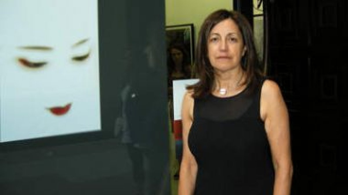 Esther Santás posa junto a una de sus obras.