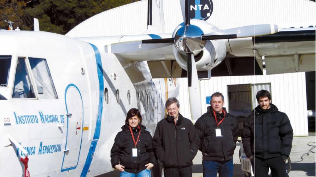 El equipo encabezado por el catedrático José Luis Sánchez, segundo por la izquierda, en una campaña anterior. Arriba también el avión y uno de los aparatos situados en las alas.