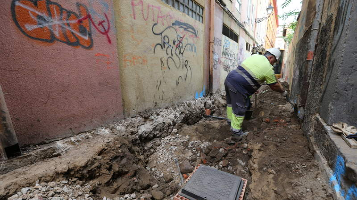 Los operarios trabajan actualmente en la reurbanización y pavimentación de la calle de la Plata.
