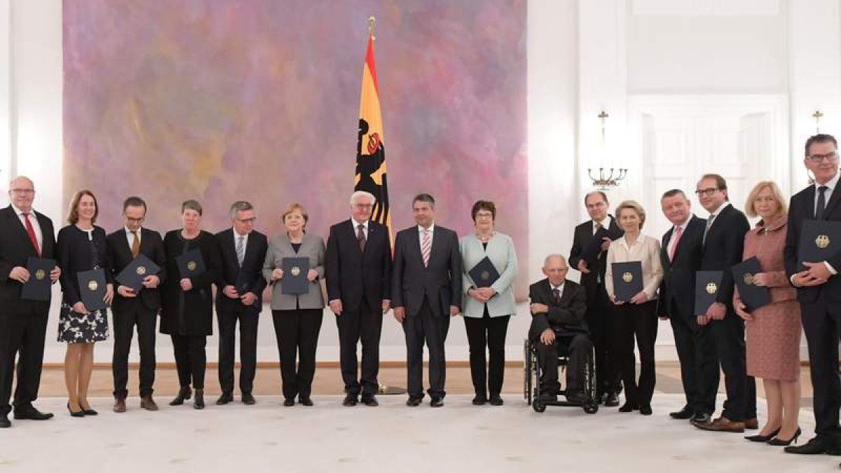 La canciller alemana, Angela Merkel, posa con los miembros de su Ejecutivo. CLEMENS BILAN