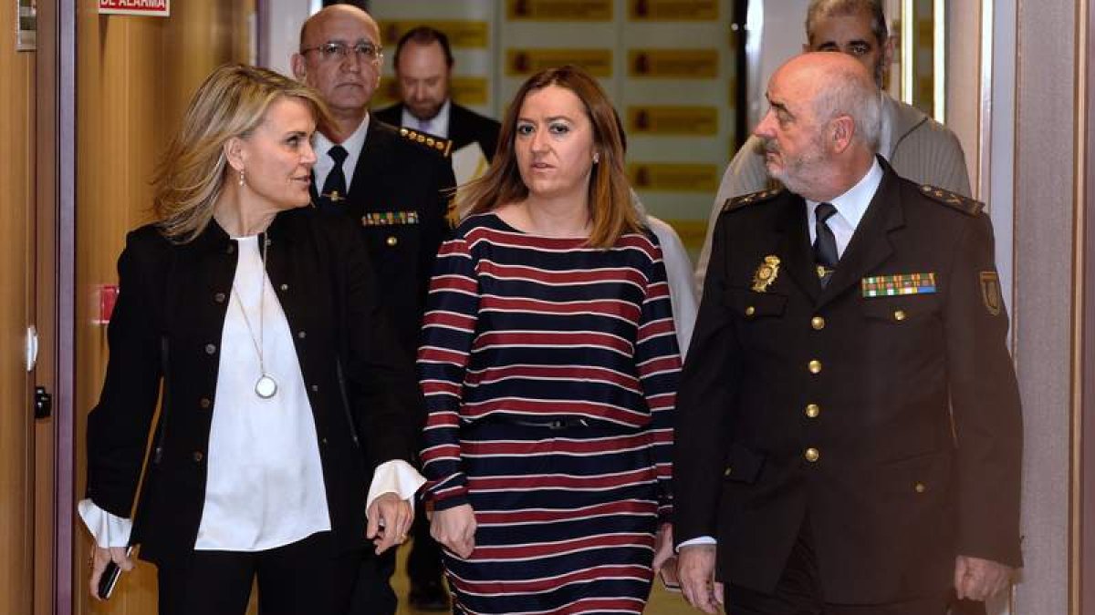 Virginia Barcones, con la delegada de la Agencia Tributaria, Georgiana de la Lastra y el jefe superior de Policía, Jorge Zurita. NACHO GALLEGO