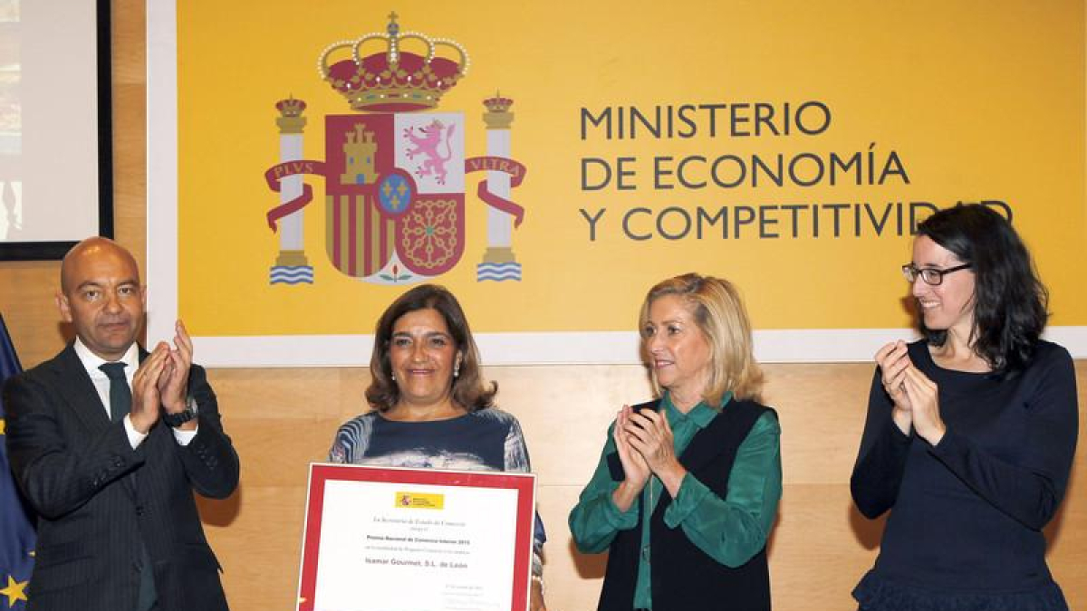 El secretario de estado de Comercio, Jaime García Legaz, la directora de la empresa, Leonesa Isamar Gourmet, galardonada con el premio nacional de comercio interior, la delegada del Gobierno de Madrid, Concepción Dancausa, y la directora general de Comer