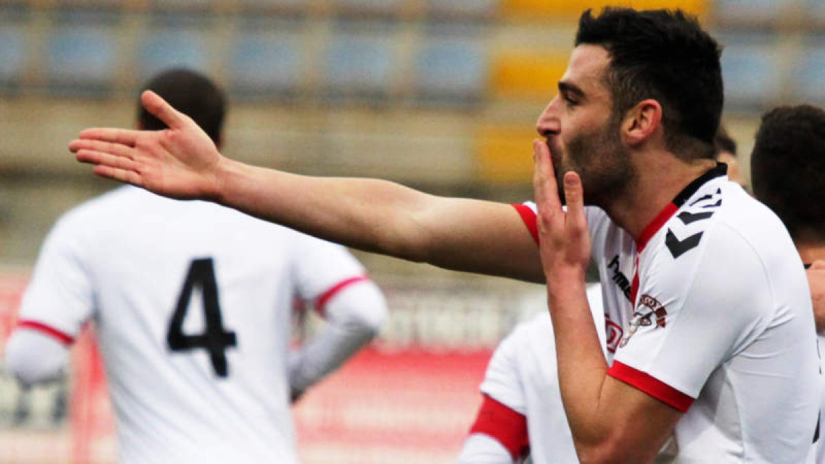 El exjugador del Barcelona B Benja Martínez pretende que su actual equipo, la Cultural, supere en la eliminatoria por el ascenso a Segunda División al filial azulgrana. SECUNDINO PÉREZ