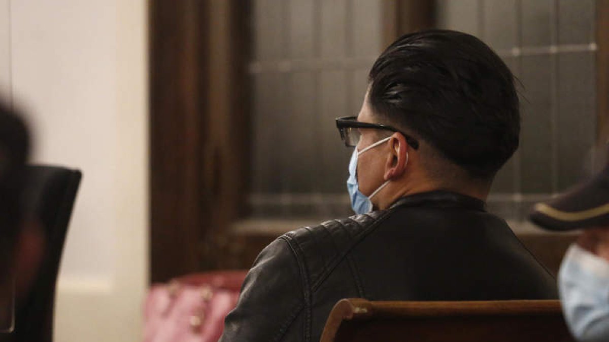 El acusado, preparado para escuchar el veredicto anoche. FERNANDO OTERO