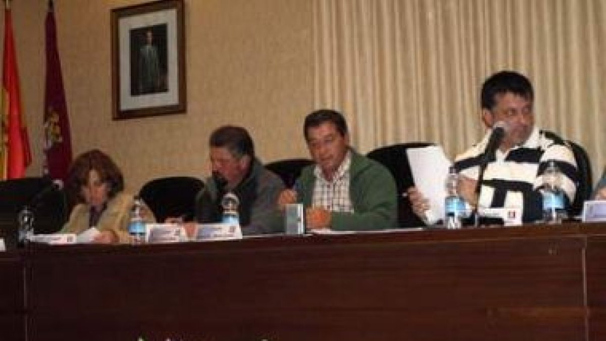 El grupo de concejales del PSOE de Boñar en el debate del pleno municipal.