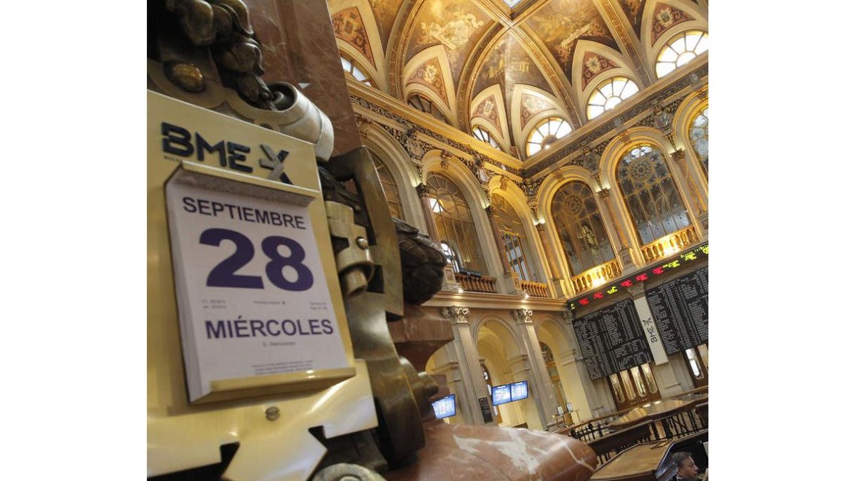 Las bolsas, en la foto la de Madrid, se han quedado vacías de personas.