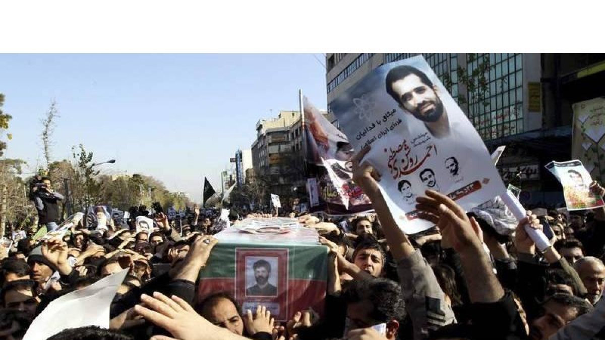 Imagen de archivo del funeral por Mostaf´´a Ahmadi-Roshan