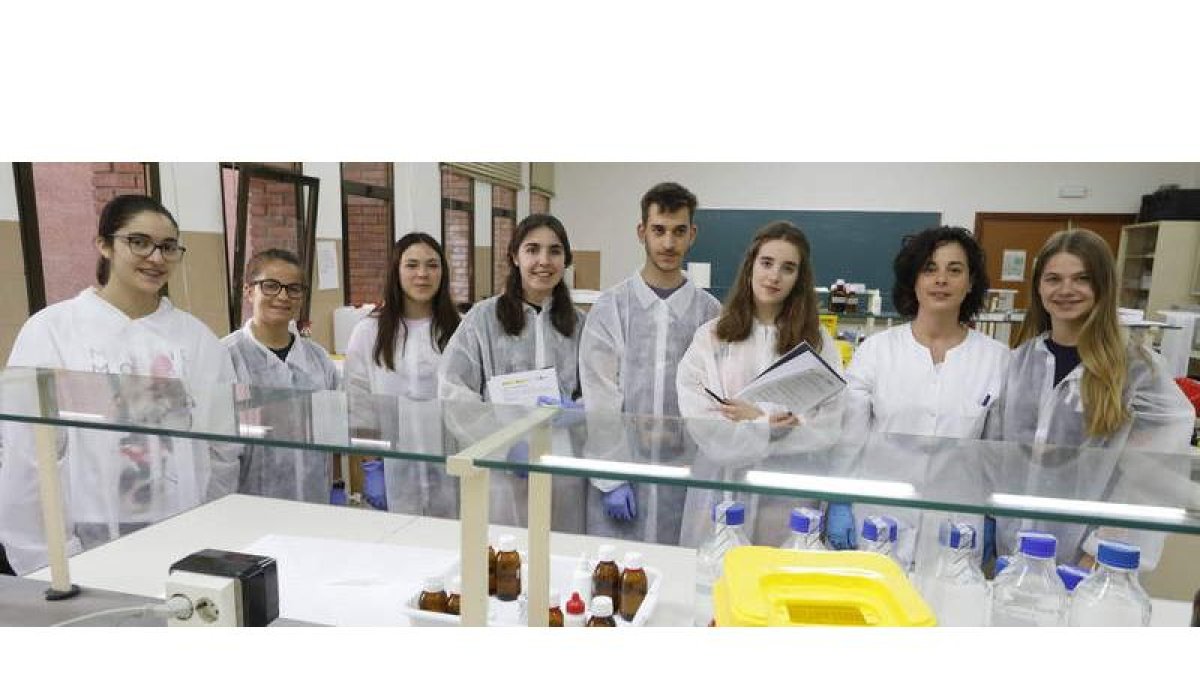 Grupo de alumnos participantes del campus en el laboratorio de la Facultad de Biológicas de la Universidad. MARCIANO PÉREZ
