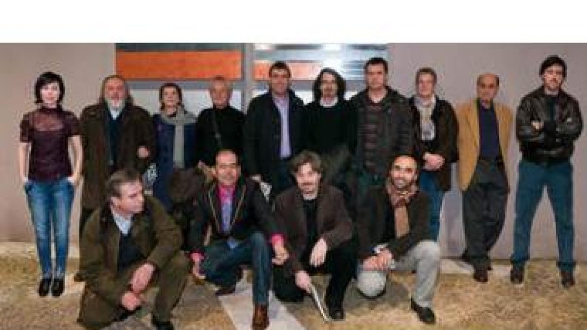 Foto de familia de todos los artistas leoneses participantes en esta novedosa exposición escultórica