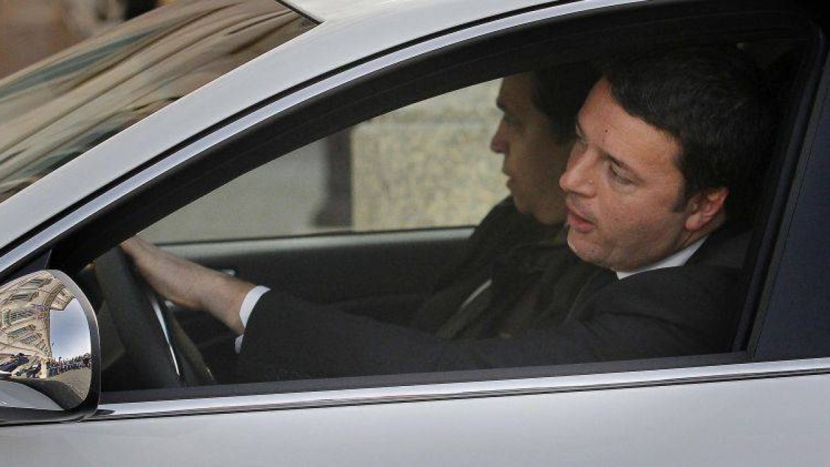 Matteo Renzi (c), líder del Partido Demócrata italiano (PD).