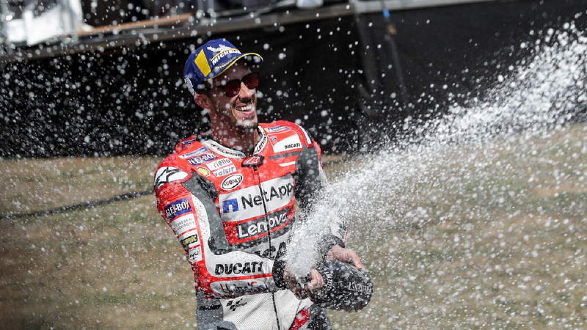 Andrea Dovizioso doblegó a Jorge Lorenzo y a Marc Márquez en la República Checa. MARTIN DIVISEK
