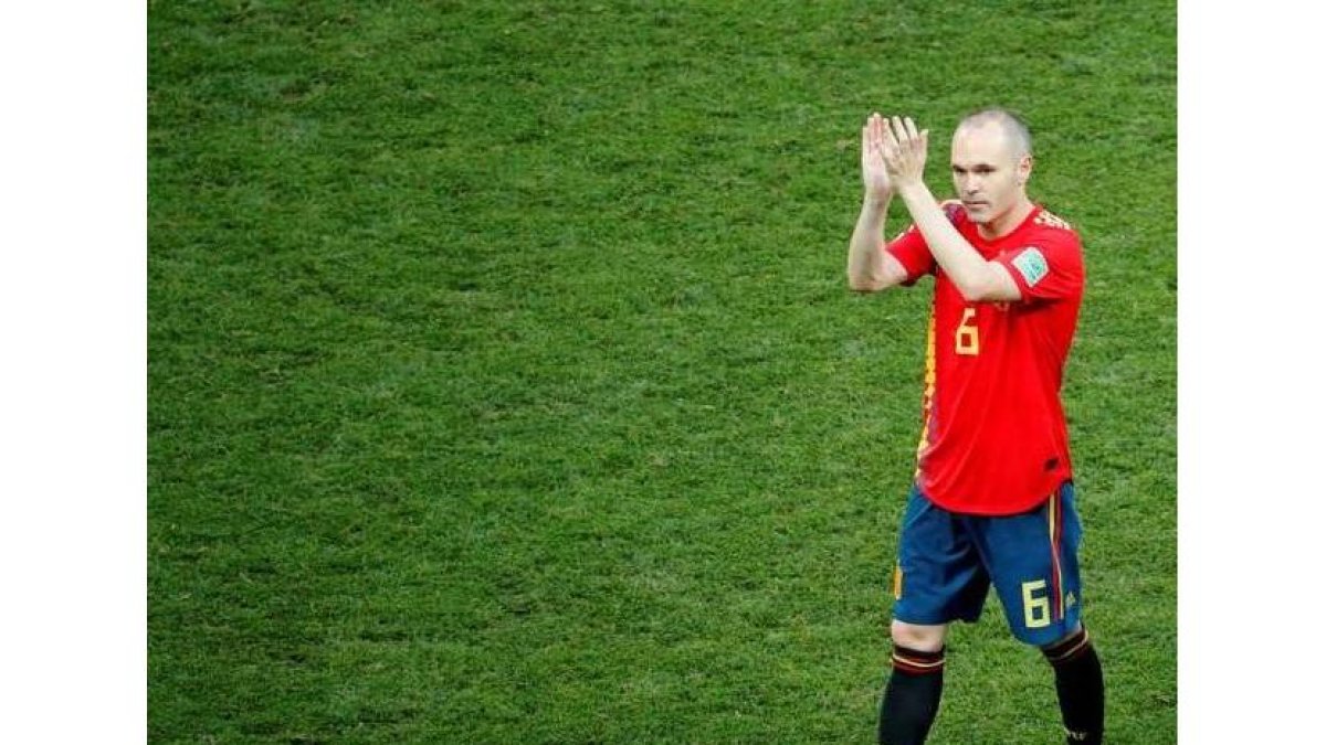 El centrocampista Andrés Iniesta abaonda el campo tras el partido España-Rusia