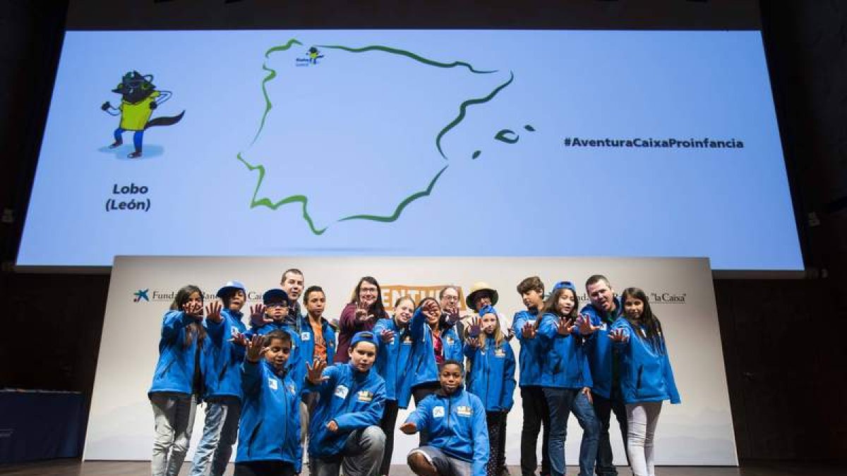 Los trece menores que viajan este fin de semana a Riaño para conocer el hábitar de lobo. LA CAIXA