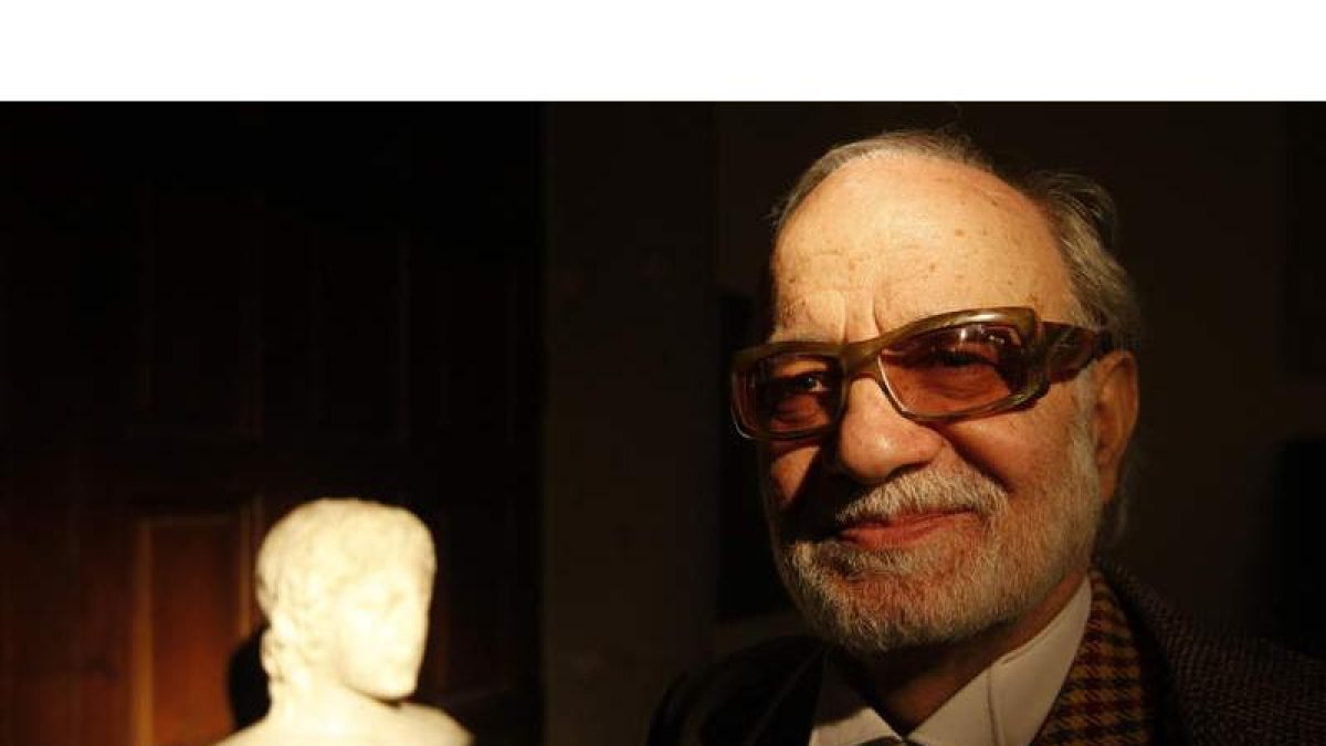 El arqueólogo y anticuario afincado en Francia Francisco Antonovich, conservador jefe del Museo Bíblico y Oriental de León