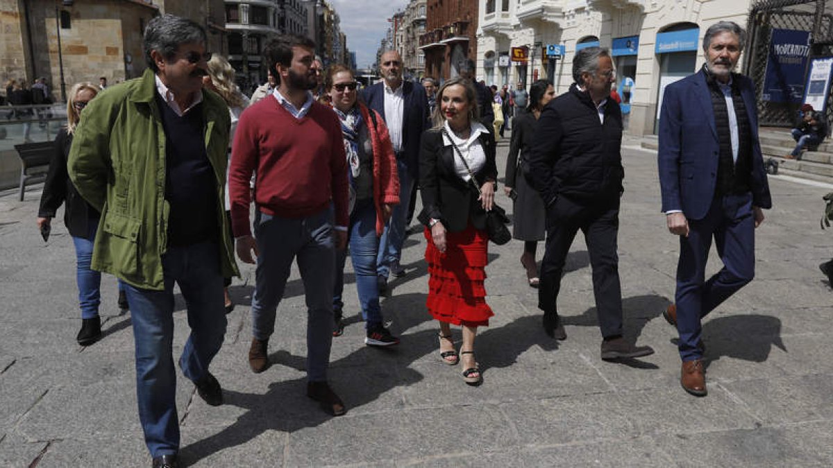 Gallardo, junto al resto de la comitiva de Vox en su paseo por León. FERNANDO OTERO