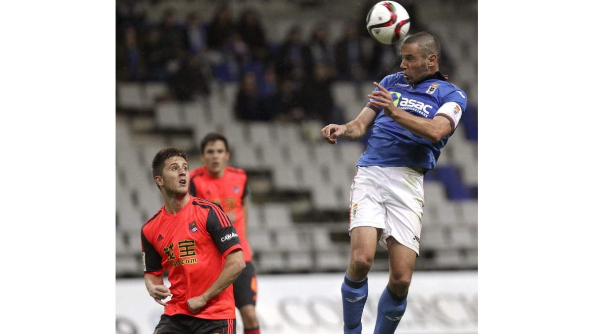 Gaztañaga, a la izquierda, durante el partido de Copa entre el Oviedo y la Real Sociedad.
