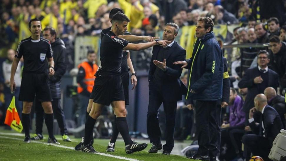 Instante en el que Fran Escribá, técnico del Villarreal, protesta a Gil Manzano por su expulsión