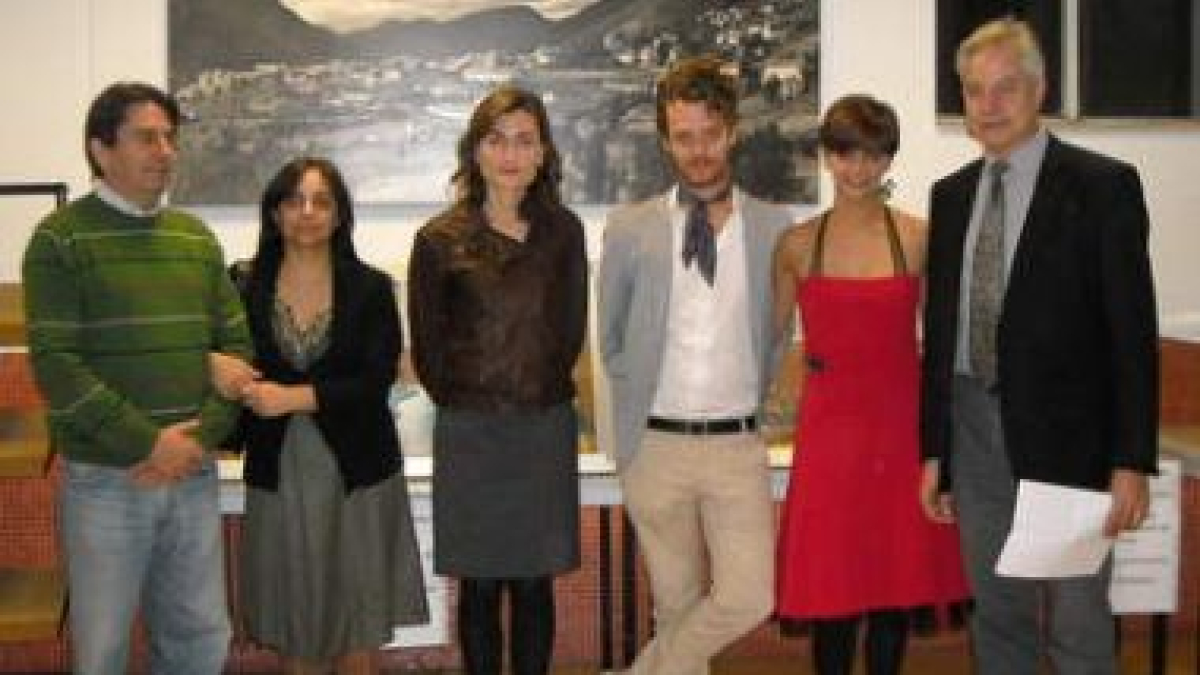 De derecha a izquierda, el concejal de Cultura, Macarena Gómez, su novio y los premiados.