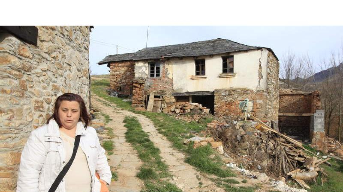 La pedánea María Raimúndez ante una casa declarada en ruina y que está en restauración.