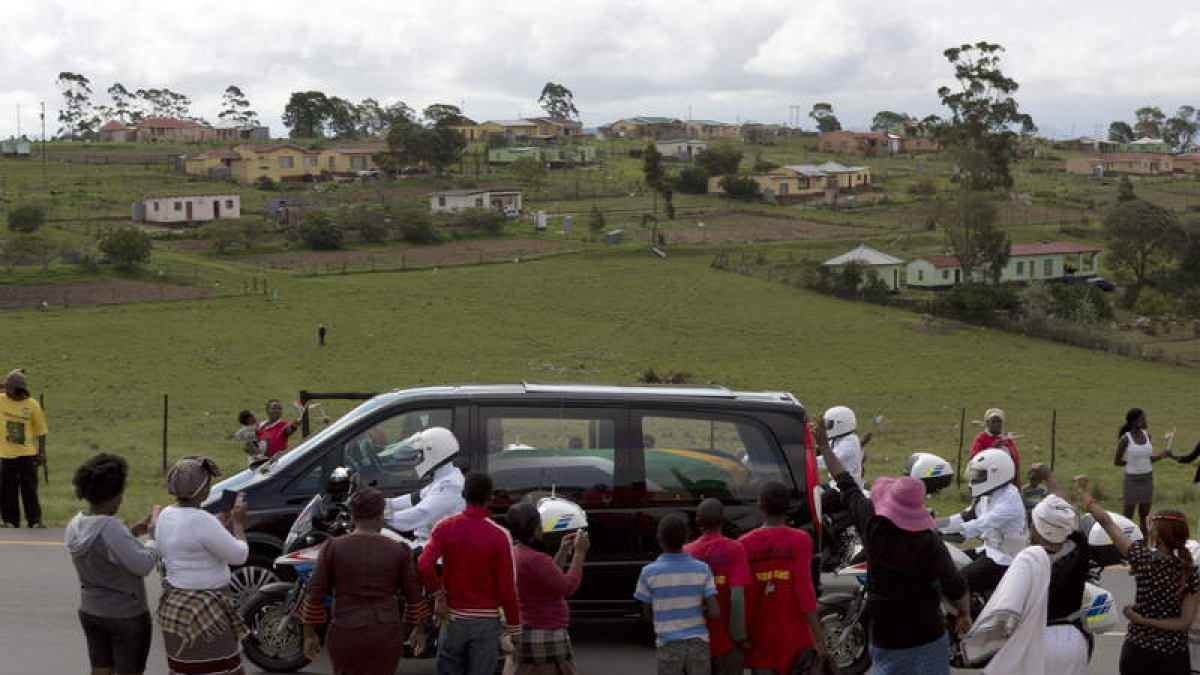 Traslado del féretro con los restos de Mandela a Qunu.
