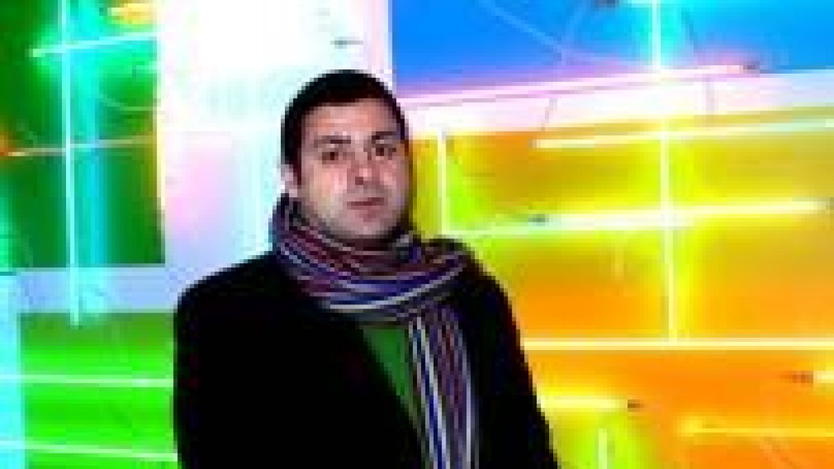 Carlos Coronas, junto a una de sus sorprendentes obras