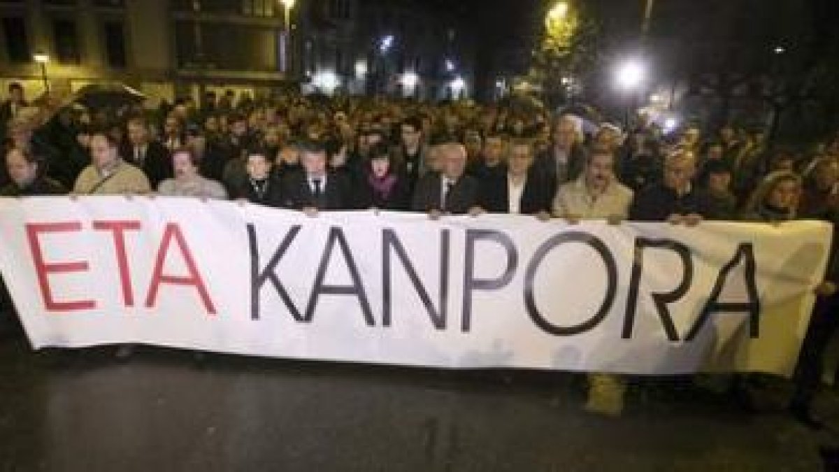 Manoli Aramendi, viuda del empresario asesinado por ETA, es acompañada por sus familiares a la salid