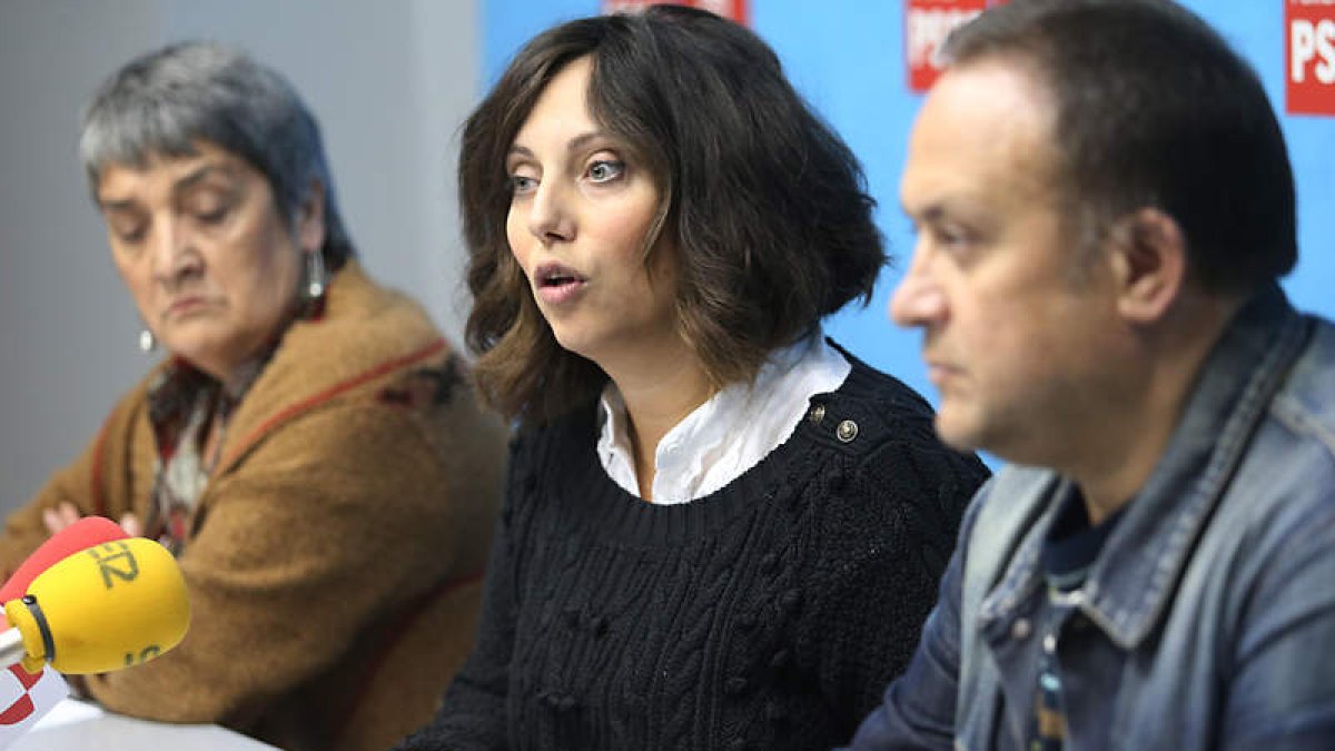 María Luisa González Santín y Helena Castellano, ayer con Gerardo Álvarez Courel.