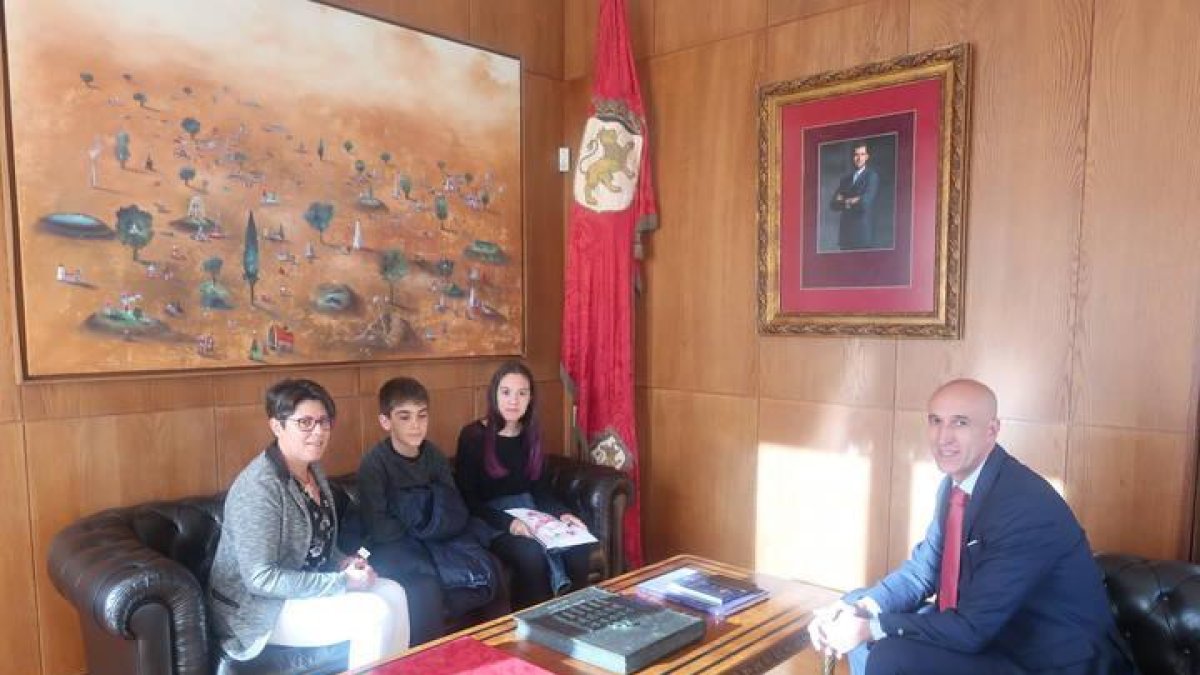 El alcalde con la estudiante leonesa