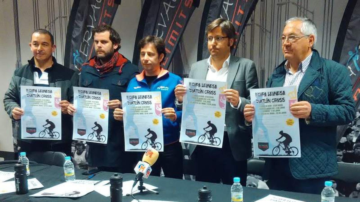 Emilio Orejas junto a Roberto García Ferreras, Javier Santiago, Ángel Suárez y Amancio Castro. DL