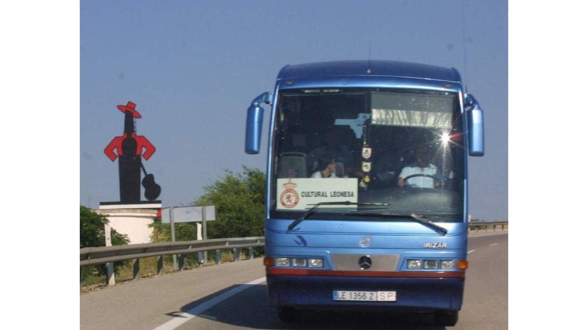 La expedición de la Cultural viajará a Lorca por carretera y Leontur será el encargado del desplazamiento. DL