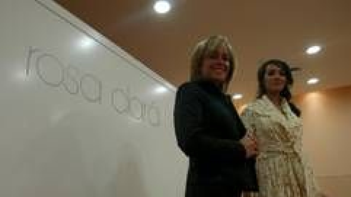 La creadora catalana, Rosa Clará, muestra una de las piezas de su colección 2004.