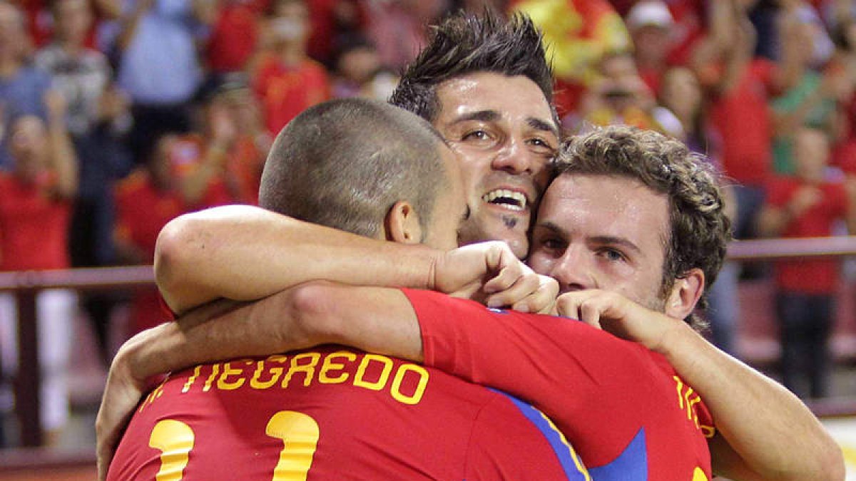 Álvaro Negredo, David Villa y Juan Mata celebran un gol ante Liechtenstein.