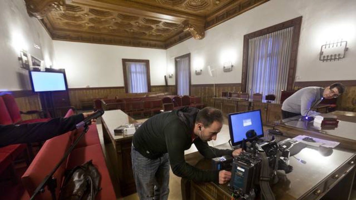 Dos técnicos realizan los preparativos en la sala donde este lunes se empezará a juzgar a Francisco Camps y Ricardo Camps.
